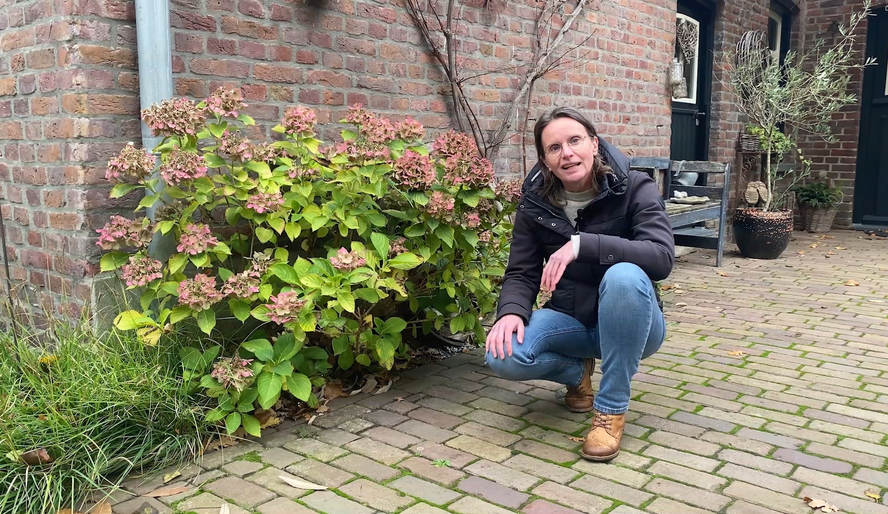 Chantal in tuin bij groene struik